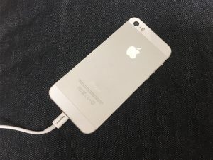 充電中のスマホ